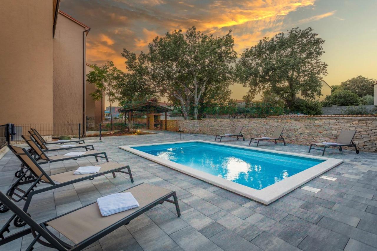 Apartments Cesare With Shared Pool Liznjan Ngoại thất bức ảnh